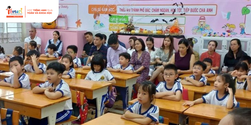 Giáo viên đang giảng dạy tiếng Anh một cách sôi nổi và tương tác trong lớp học tại một trường ở TPHCM